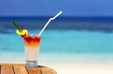 Refreshing cocktail on a beach table Foto stock