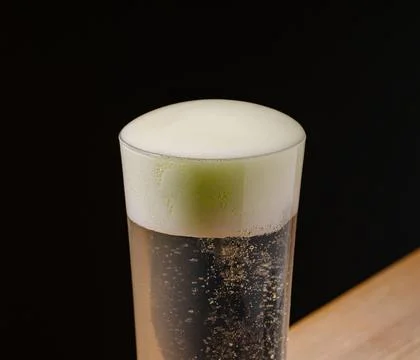 Refreshing cocktail creating bubbly foam and carbonation Foto stock