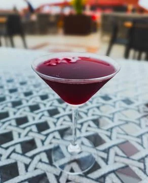 Refreshing Cocktail on Patterned Table at Rooftop Bar – Cyprus Evening Vibes 스톡 사진