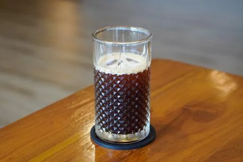 A refreshing coffee drink made by combining rich espresso with cold water Foto stock