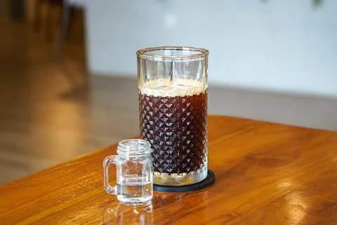 A refreshing coffee drink made by combining rich espresso with cold water Stock-Fotos