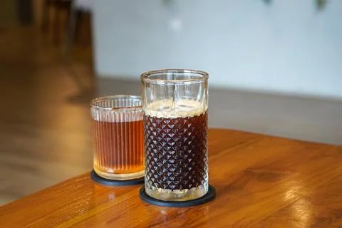 A refreshing coffee drink made by combining rich espresso with cold water Foto stock