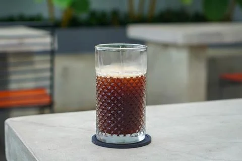 A refreshing coffee drink made by combining rich espresso with cold water Foto stock