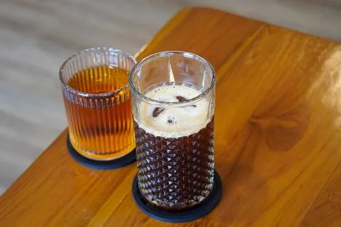A refreshing coffee drink made by combining rich espresso with cold water Foto stock