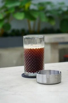 A refreshing coffee drink made by combining rich espresso with cold water Foto stock