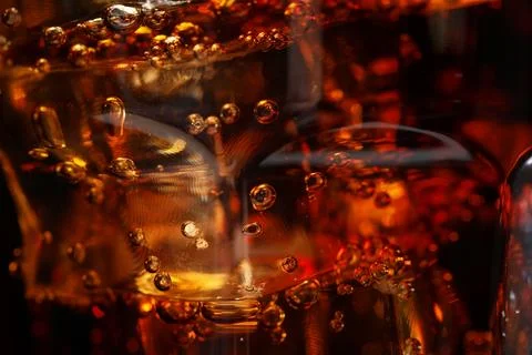 Refreshing cola with bubbles, macro view. Tasty drink Foto stock