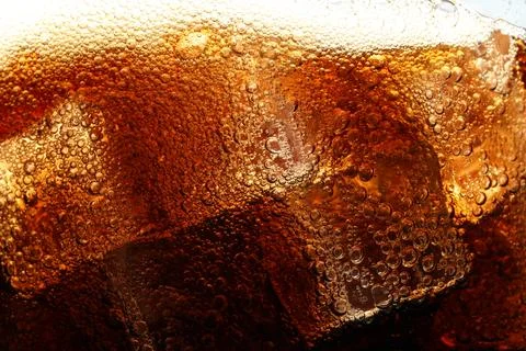 Refreshing cola with ice as background, macro view Foto stock