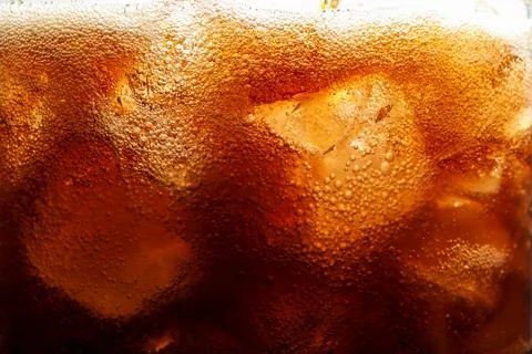 Refreshing cola with ice as background, macro view Foto stock