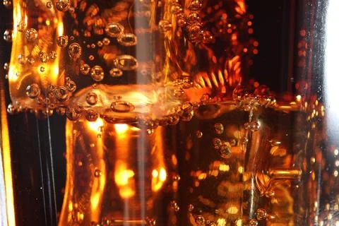 Refreshing cola with ice cubes as background, macro view Foto stock