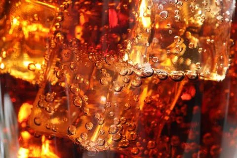Refreshing cola with ice cubes as background, macro view Foto stock