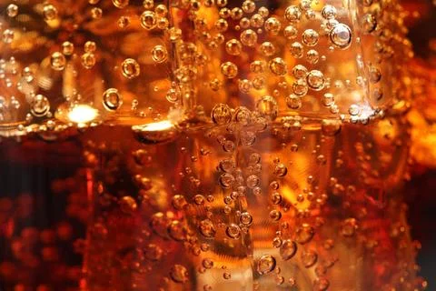 Refreshing cola with ice cubes as background, macro view Foto stock