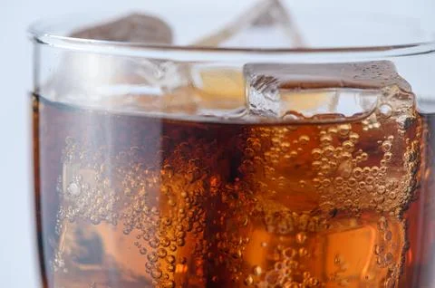 Refreshing cold cola soft drink with ice cubes and carbonation fizz Stock-Fotos
