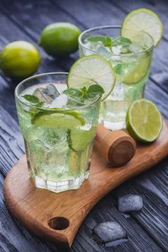 Refreshing cold mojito with ice on a black wooden table Foto stock