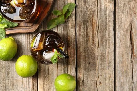 Refreshing Cuba libre cocktail with mint on wooden table, flat lay. Space f.. 스톡 사진