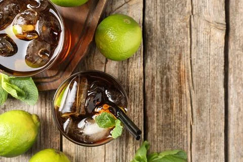 Refreshing Cuba libre cocktail with mint on wooden table, flat lay. Space f.. 스톡 사진