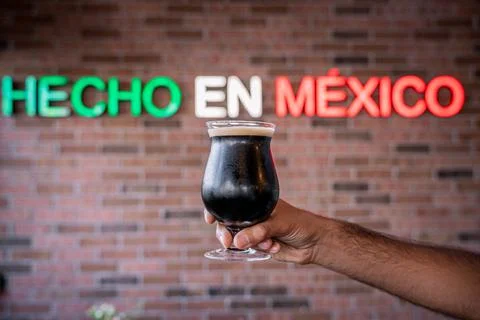 Refreshing dark beer with foam. Stock-Fotos