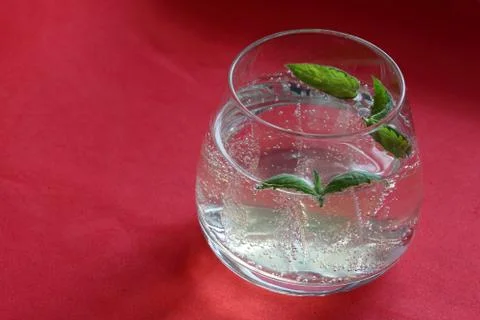 Refreshing drink with gas bubbles. Nalit in a transparent glass. It laid crus Foto stock