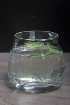 Refreshing drink with gas bubbles. Nalit in a transparent glass. It laid crus Foto stock