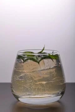 Refreshing drink with gas bubbles. Nalit in a transparent glass. It laid crus Foto stock