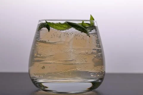 Refreshing drink with gas bubbles. Nalit in a transparent glass. It laid crus Foto stock