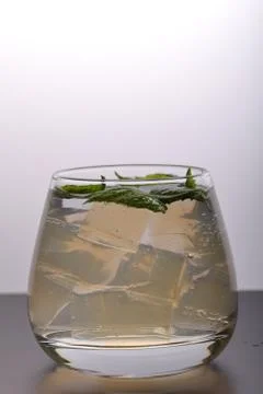 Refreshing drink with gas bubbles. Nalit in a transparent glass. It laid crus Foto stock