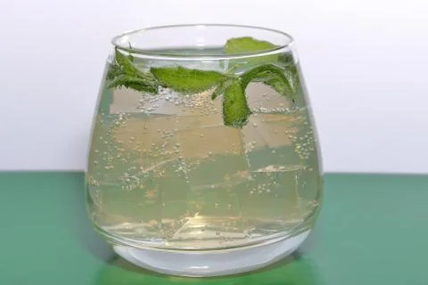 Refreshing drink with gas bubbles. Nalit in a transparent glass. It laid crus Foto stock