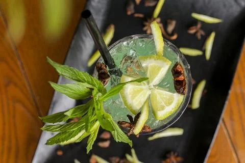 Refreshing drink with lemon and mint leaves on a tray 库存照片