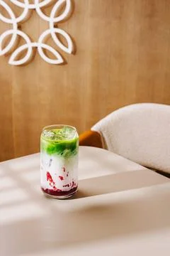Refreshing drink on a table with simple decor in a modern setting Foto stock