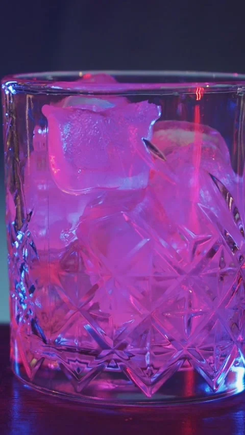 A Refreshing Drink on the Table with a Skilled Bartender in the Background Video stock 330252262