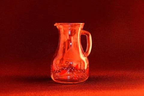 A refreshing drink in an unusual, abstract light Foto stock