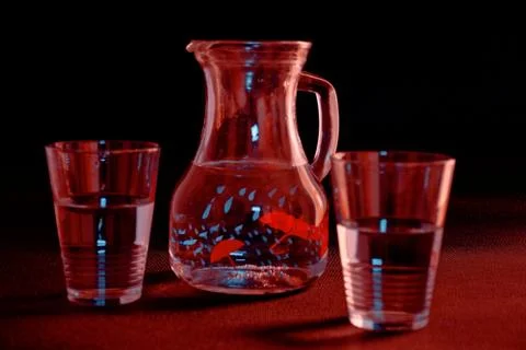 A refreshing drink in an unusual, abstract light Foto stock
