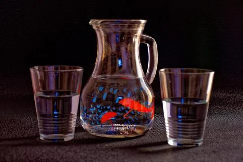 A refreshing drink in an unusual, abstract light Foto stock