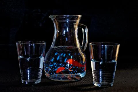 A refreshing drink in an unusual, abstract light Stockfoto's
