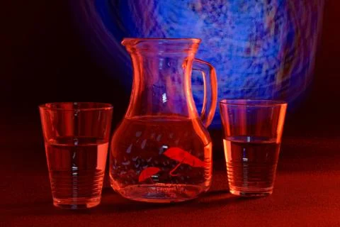 A refreshing drink in an unusual, abstract light Stockfoto's