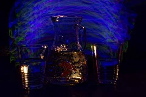 A refreshing drink in an unusual, abstract light Foto stock