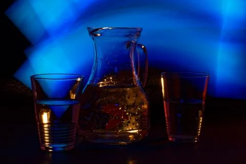 A refreshing drink in an unusual, abstract light Foto stock