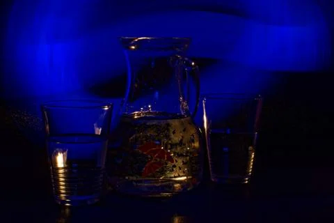 A refreshing drink in an unusual, abstract light Foto stock