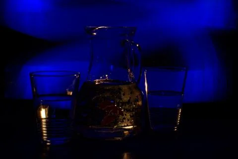 A refreshing drink in an unusual, abstract light Stockfoto's