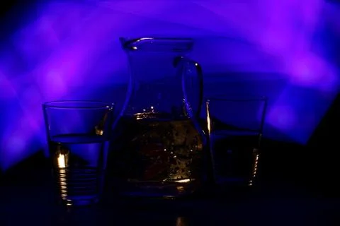 A refreshing drink in an unusual, abstract light Foto stock