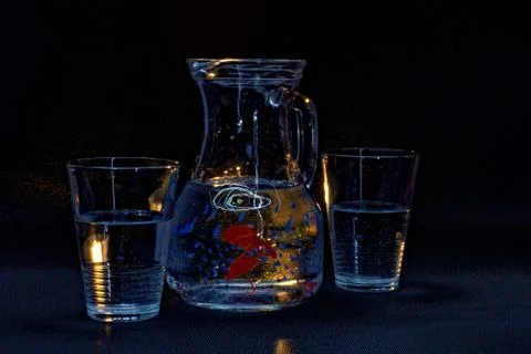 A refreshing drink in an unusual, abstract light Foto stock