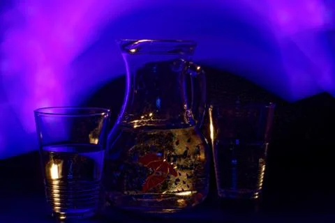 A refreshing drink in an unusual, abstract light Foto stock