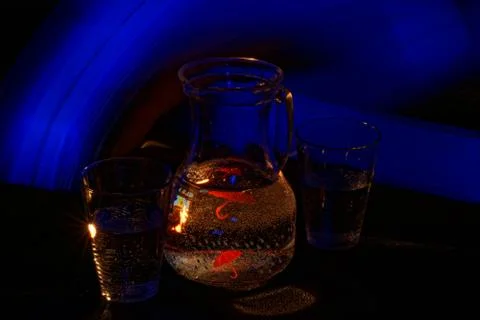 A refreshing drink in an unusual, abstract light Foto stock