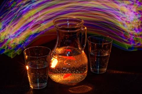 A refreshing drink in an unusual, abstract light Foto stock