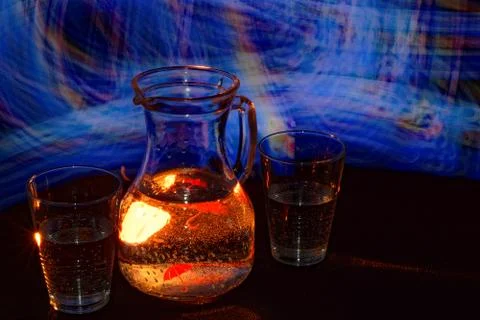 A refreshing drink in an unusual, abstract light Foto stock