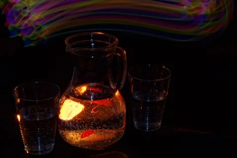 A refreshing drink in an unusual, abstract light Foto stock