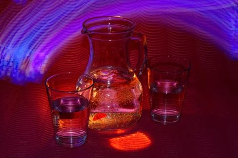 A refreshing drink in an unusual, abstract light Foto stock