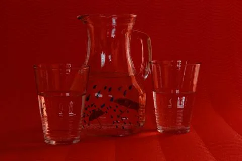 A refreshing drink in an unusual, abstract light Foto stock