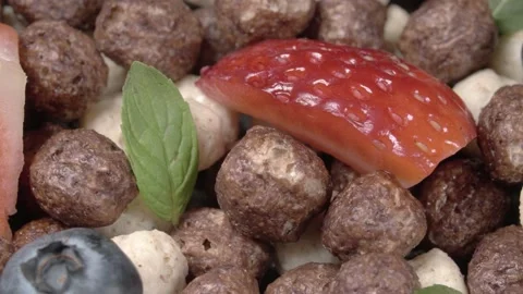 Refreshing dry breakfast. Corn balls, mint and fresh berries close-up. 스톡 동영상 141795196