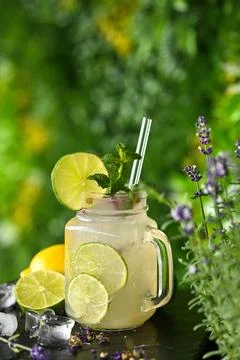 Refreshing ginger, lime, lemon and mint lemonade in transparent glass Foto stock