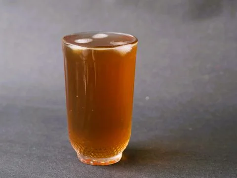 A refreshing glass of iced tea, elegantly served in a crystal clear glass Foto stock